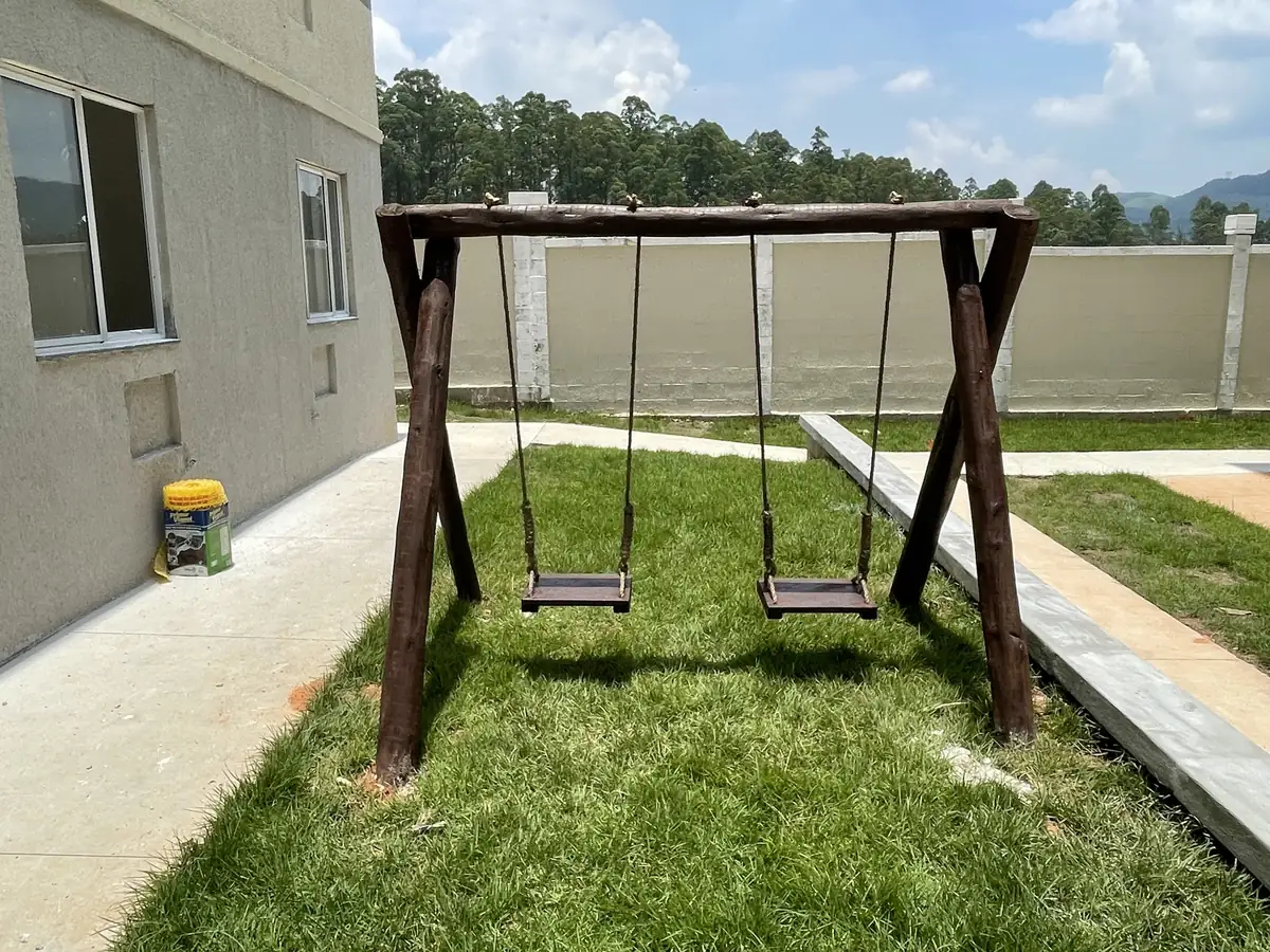 Playground PHD — balanco condominio gramado
