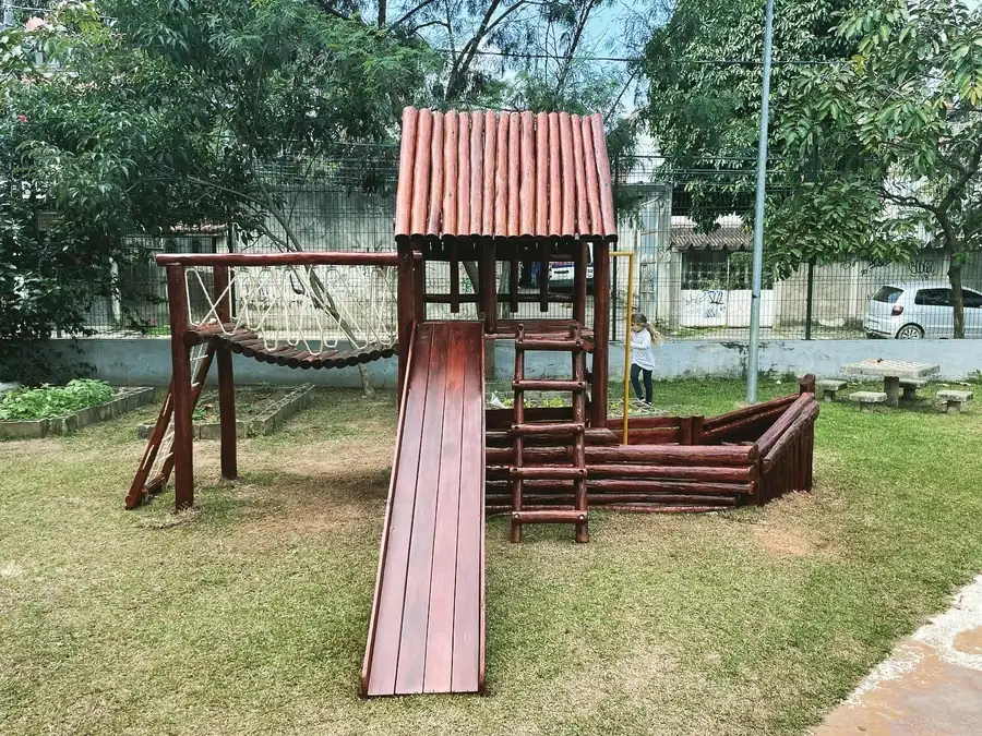 Playground PHD — barco madeira escola gramado