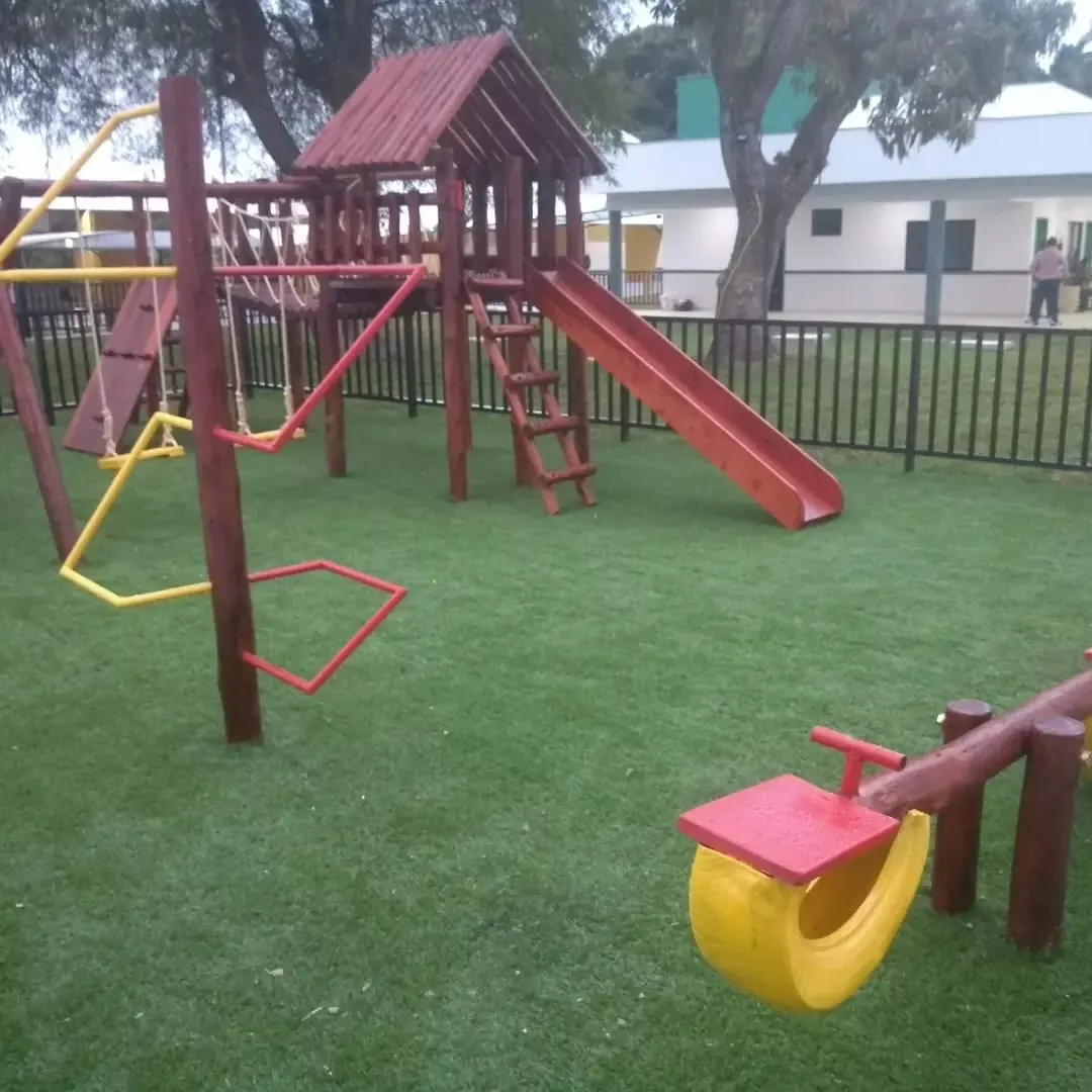 Playground premium com grama sintética