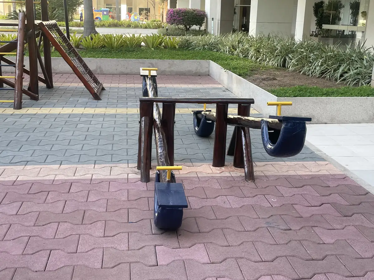 Playground PHD — gangorra condominio piso borracha