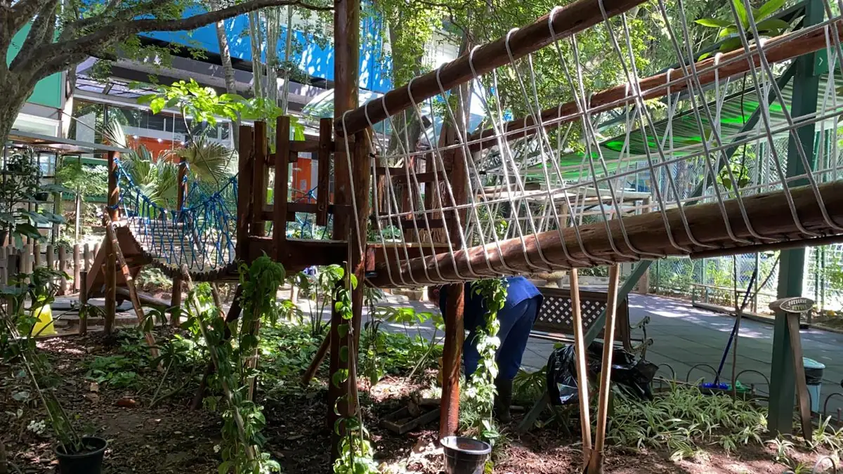 Playground PHD — ponte suspensa escola area externa