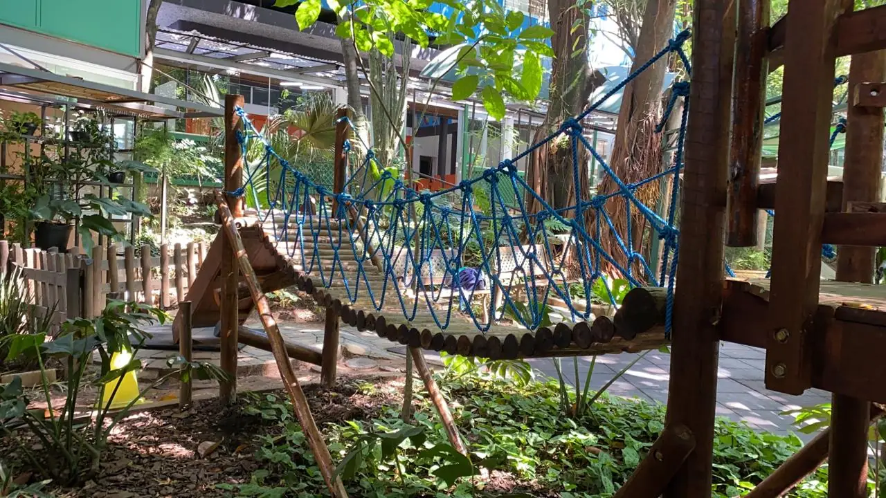 Playground PHD — ponte suspensa escola area externa