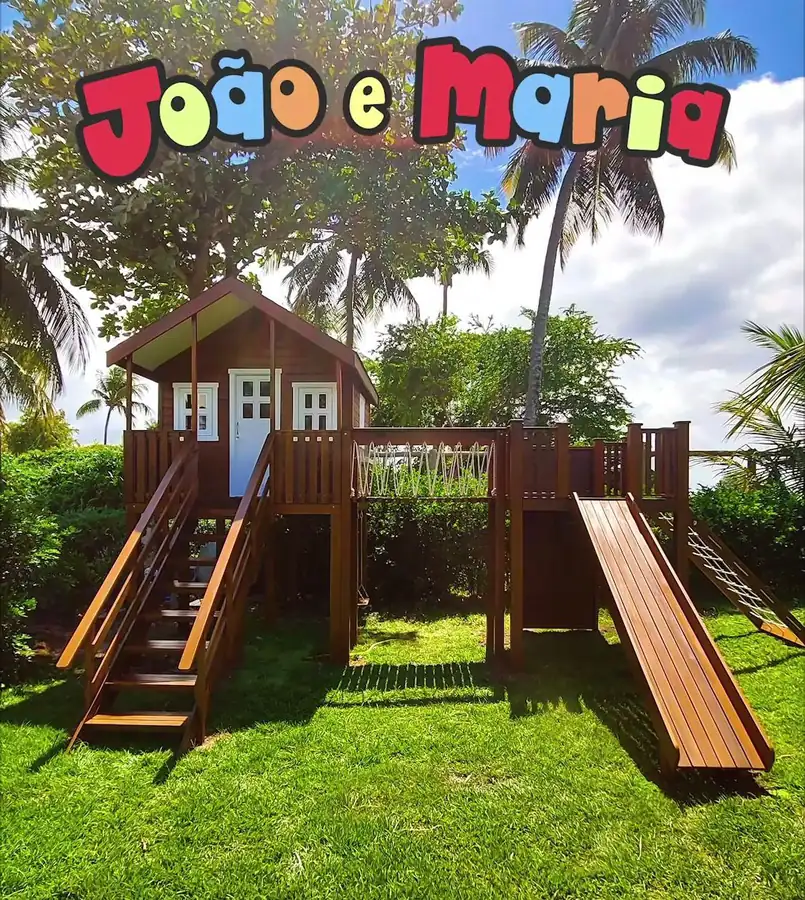 Playground em resort com gramado
