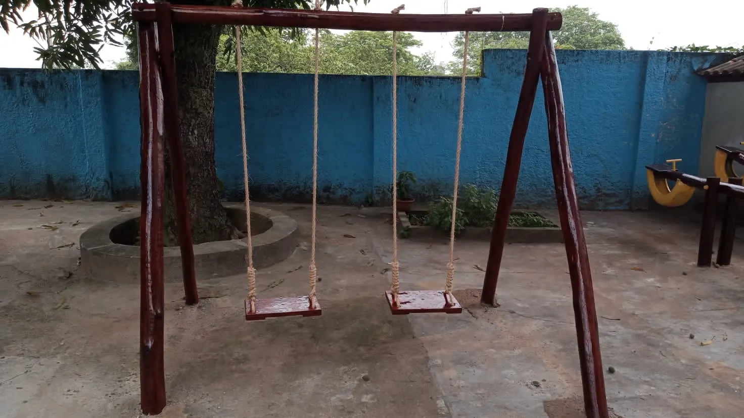 Crianças brincando em balanço de playground em escola, ativando neurotransmissores e desenvolvimento motor