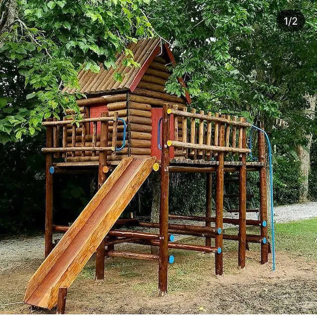 Casinha tarzan de eucalipto em área externa de condomínio