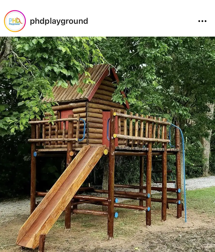 Casa do Tarzan em chácara, exemplo de playground em área externa com eucalipto que integra natureza
