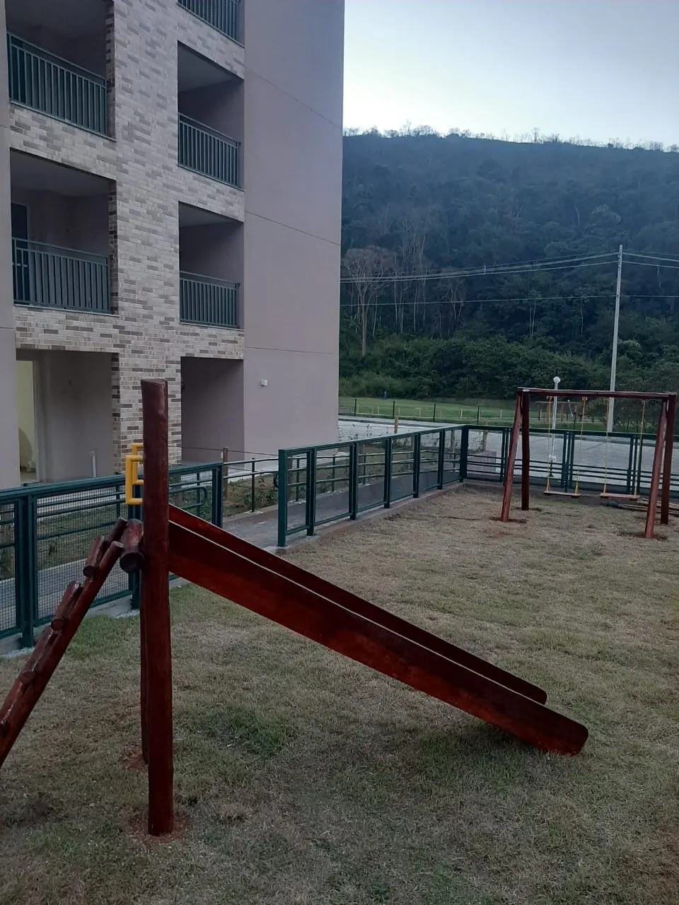 Escorregador de playground personalizado, ajustado ao espaço específico do condomínio