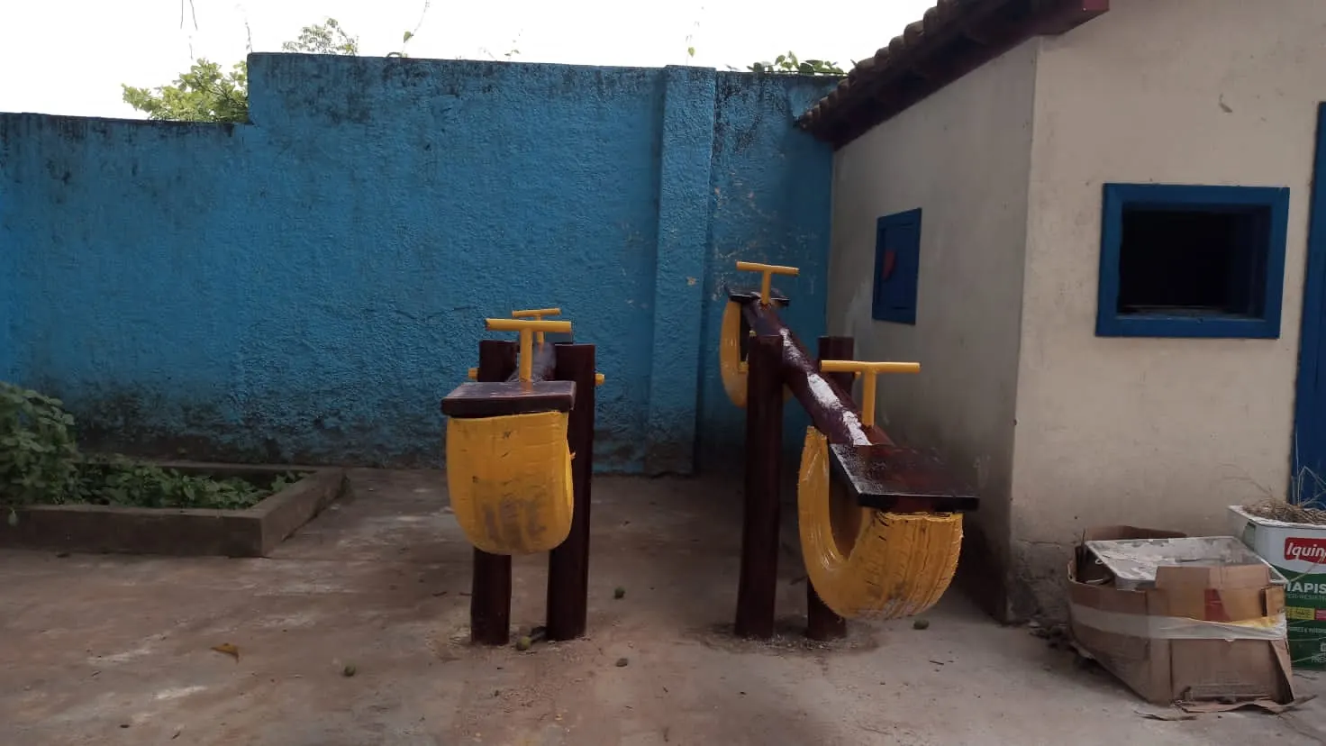 Crianças em gangorra de playground, desenvolvendo equilíbrio, força e coordenação motora de forma integrada