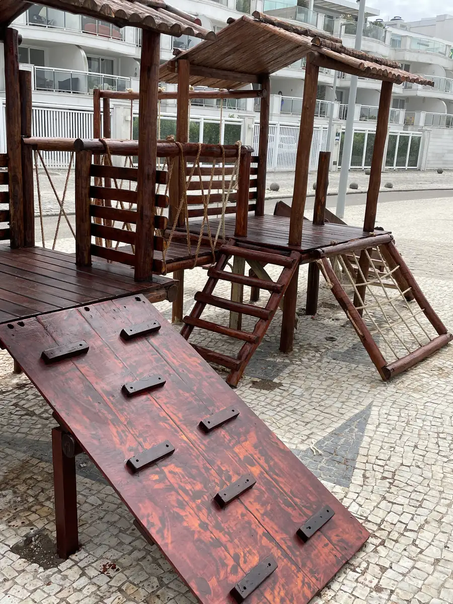 Detalhe de playground de madeira bem mantido mostrando qualidade estrutural, acabamentos seguros e resistência durável após anos de uso