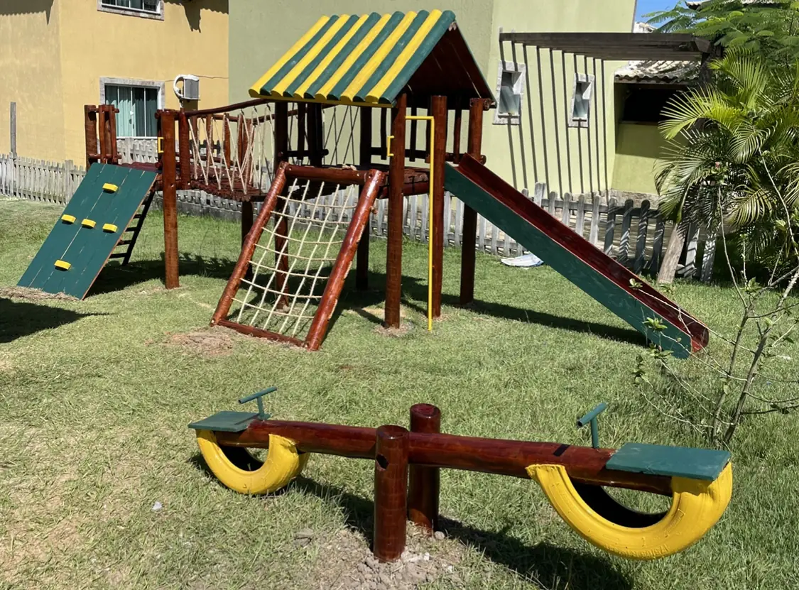 Playground com piso de grama sintética e subcamada EVA, atendendo requisitos de impacto HIC da NBR 16071-6