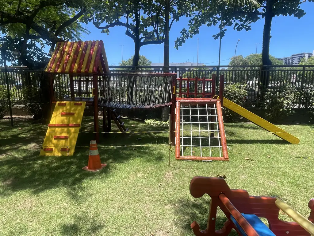 Playground de madeira eucalipto com crianças brincando em condomínio, exemplo de tipos variados de equipamentos