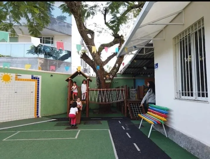 Playground de madeira com crianças brincando, demonstrando conformidade com ABNT NBR 16071