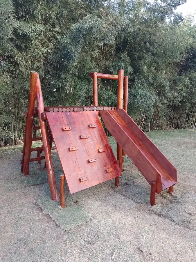 Vista geral da fábrica de playgrounds PHD Playground em Gramado, mostrando carpintaria com máquinas CNC e estufas de secagem de eucalipto