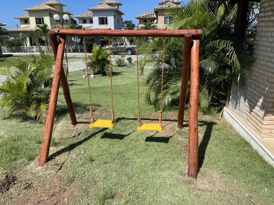 Playground deteriorado demonstrando sinais de desgaste e necessidade de manutenção