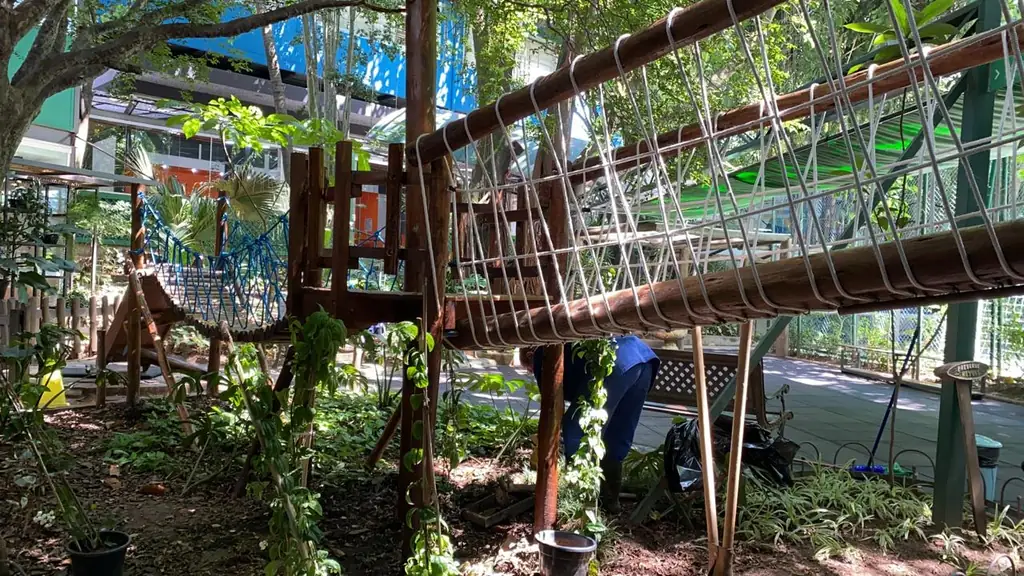 Ponte suspensa de corda e madeira em playground de escola para brincadeiras de equilíbrio