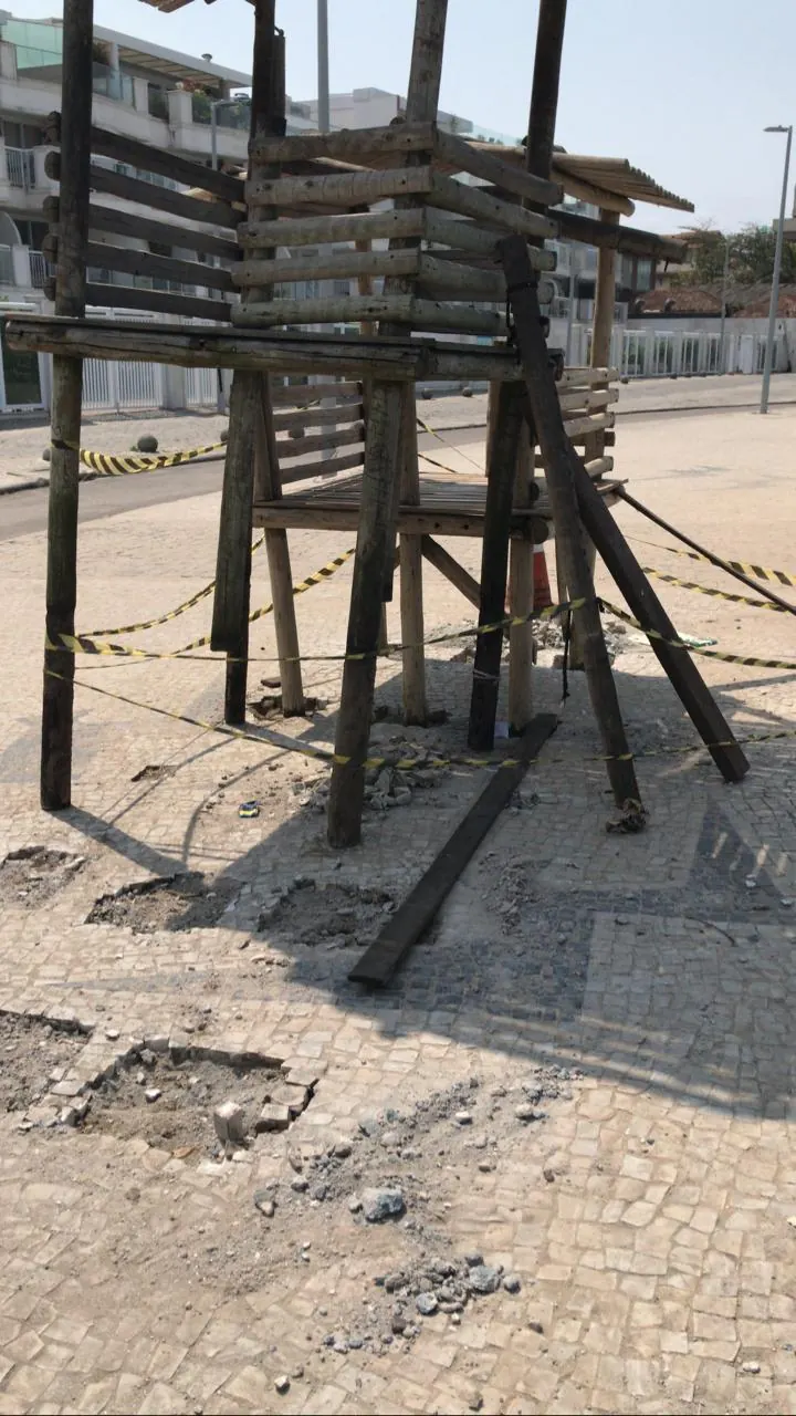 Estrutura de playground de madeira deteriorada com base danificada e piso solto, antes da reforma