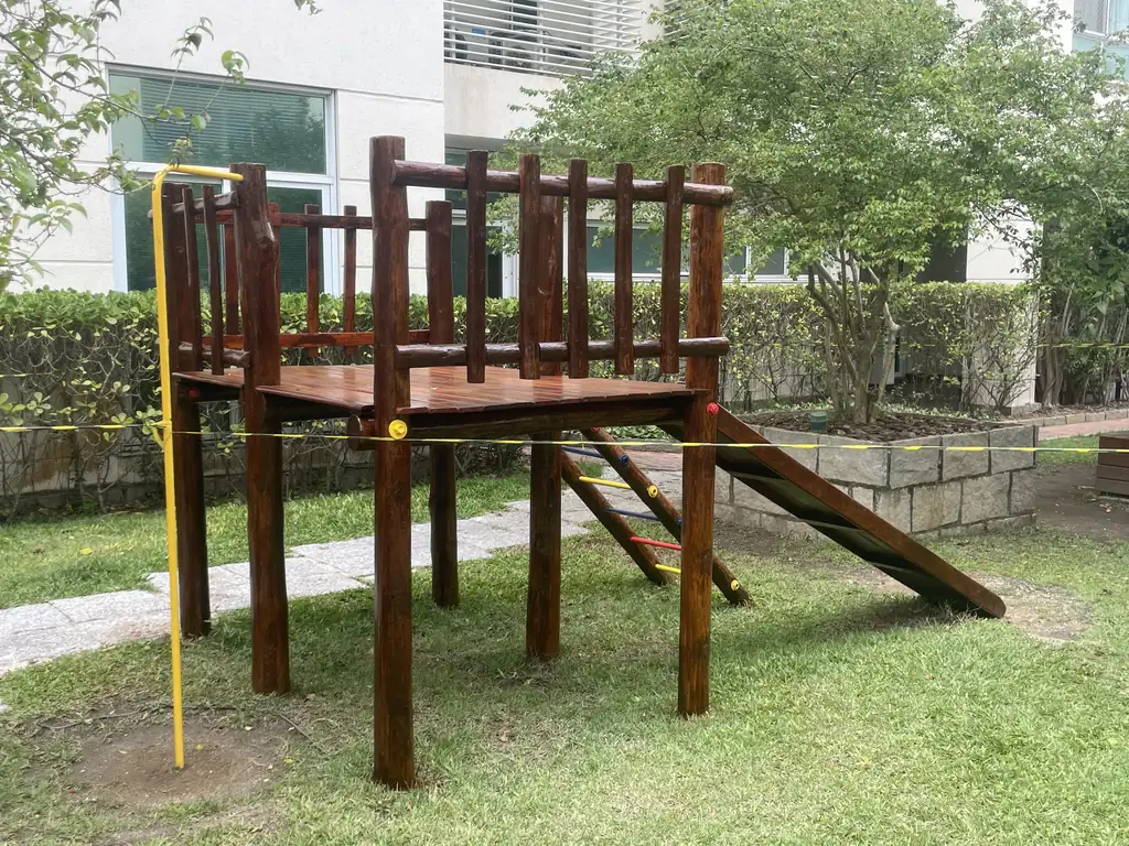 Torre de madeira PHD customizada instalada em condomínio com estrutura de eucalipto autoclavado reforçada