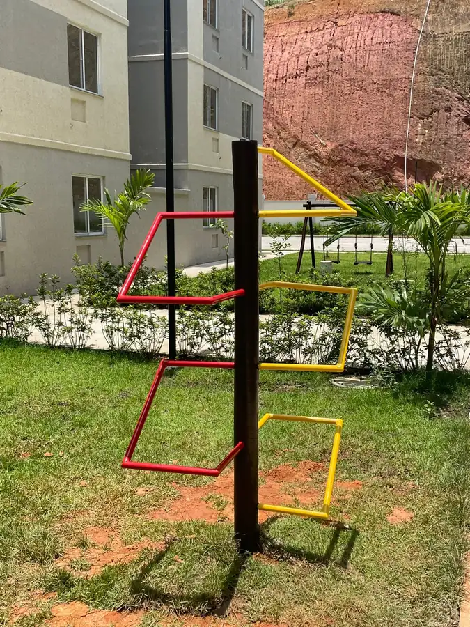 Criança em trepa trepa acessível desenvolvendo habilidades motoras