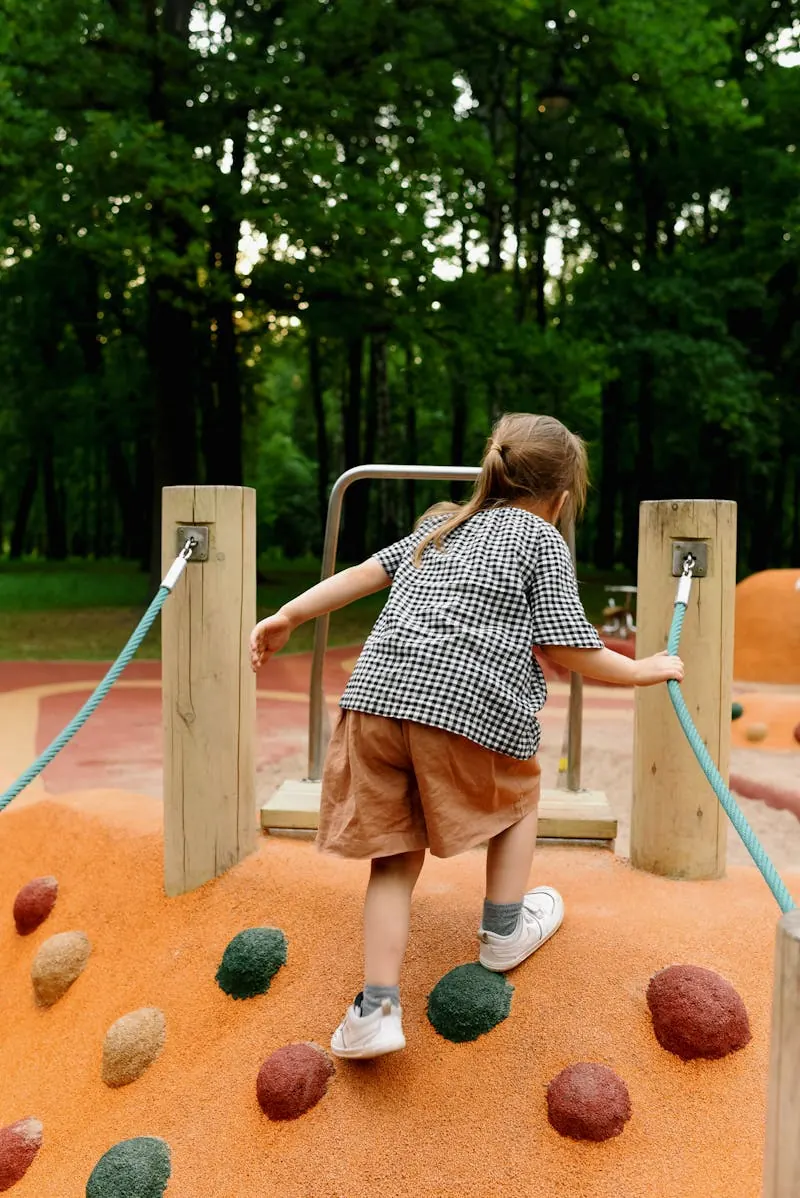 Criança no playground — equilíbrio e autonomia