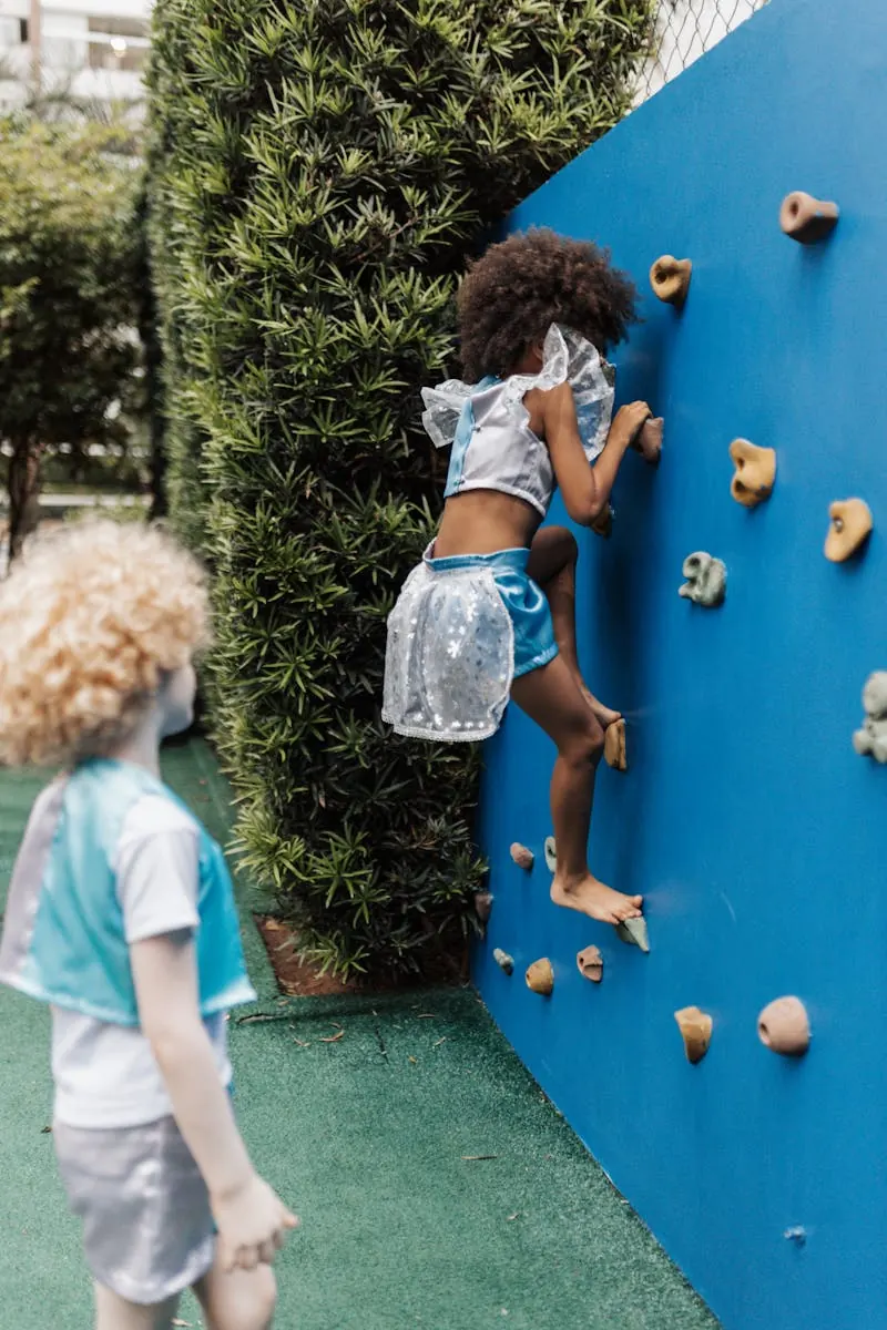 Criança escalando playground — coordenação motora