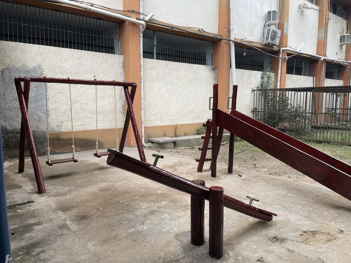 Balanco infantil em area externa de condominio