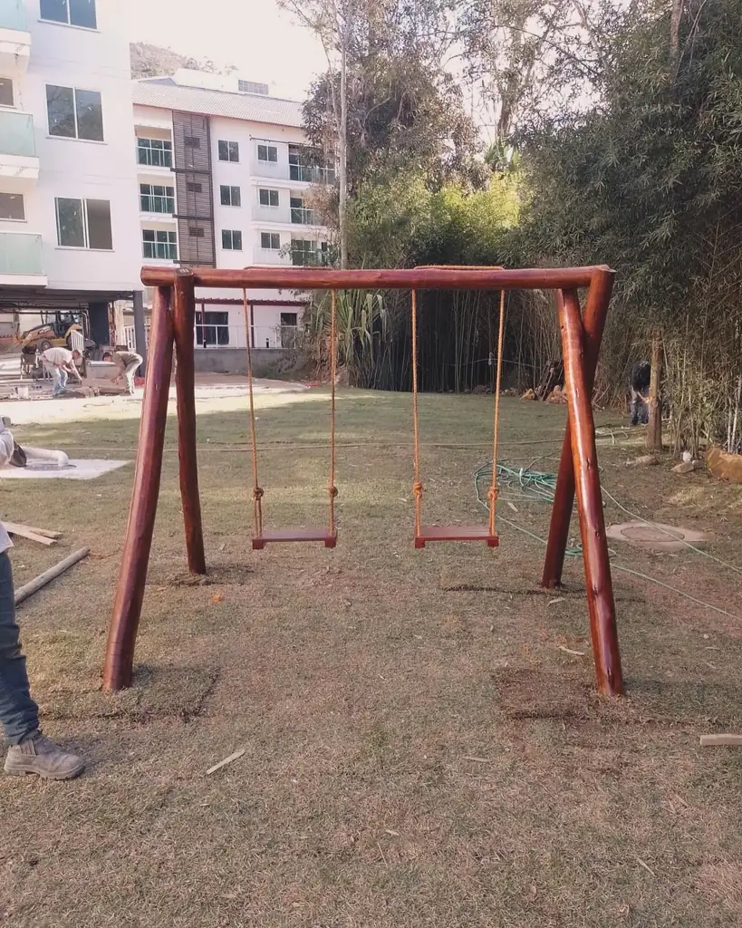Balanço de madeira, PHD Playground