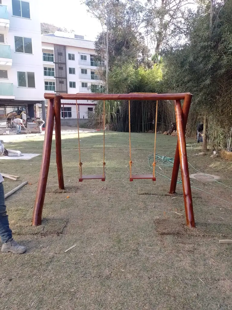 Balanco duplo de madeira em condominio com gramado