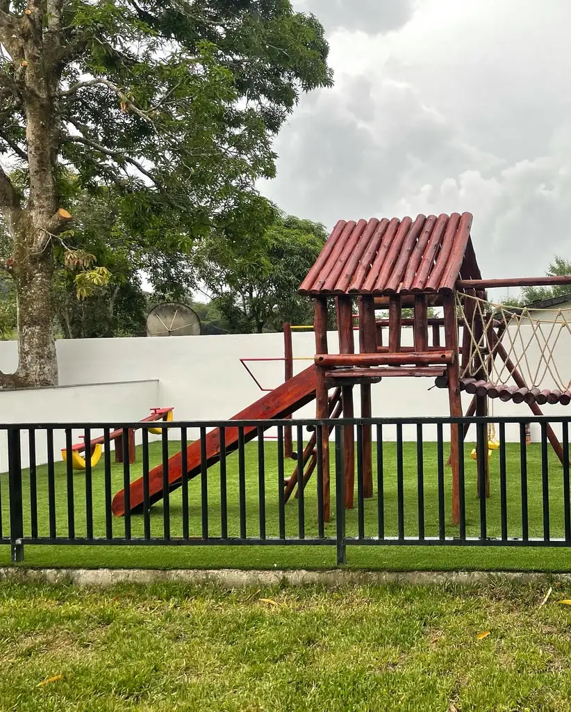 Playground compacto Bondinho em area verde