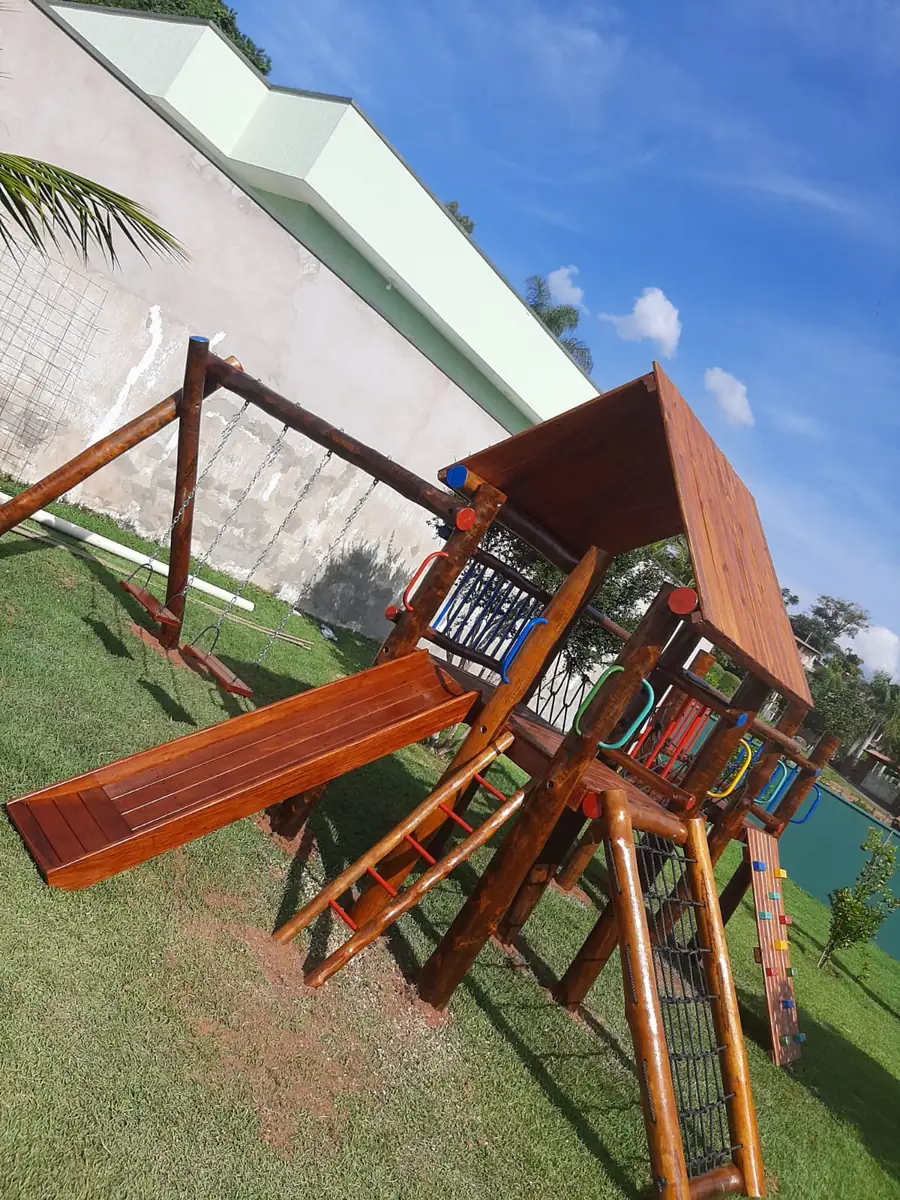 Playground PHD em condomínio com gramado