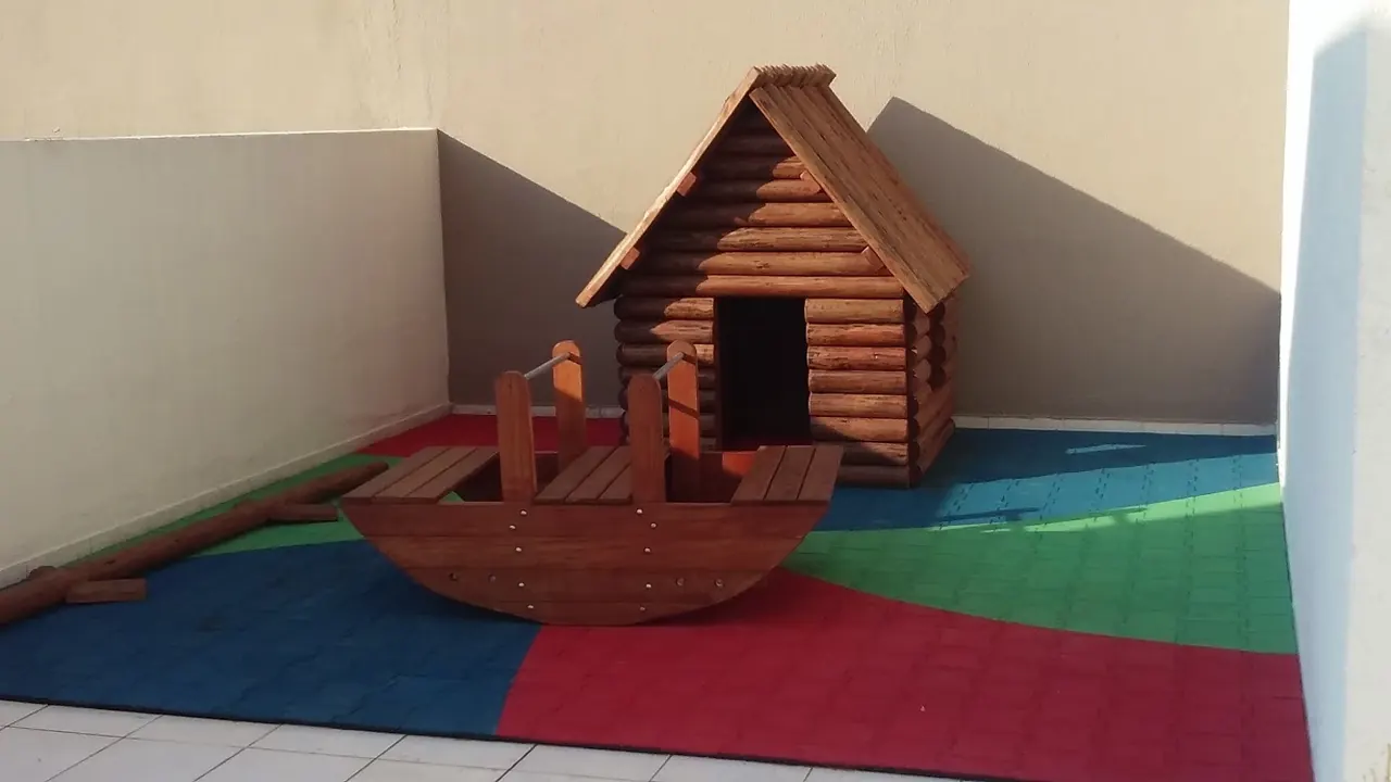 Casa do Tarzan PHD em escola com piso borracha