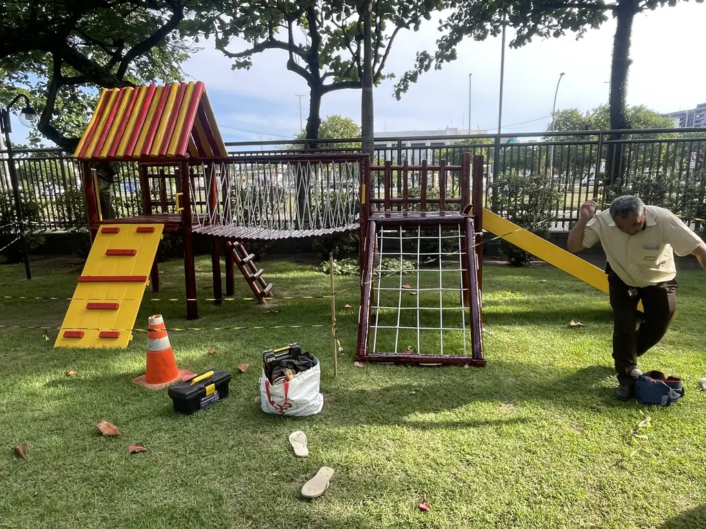 Equipe PHD instalando playground com segurança — cantos arredondados, parafusos embutidos