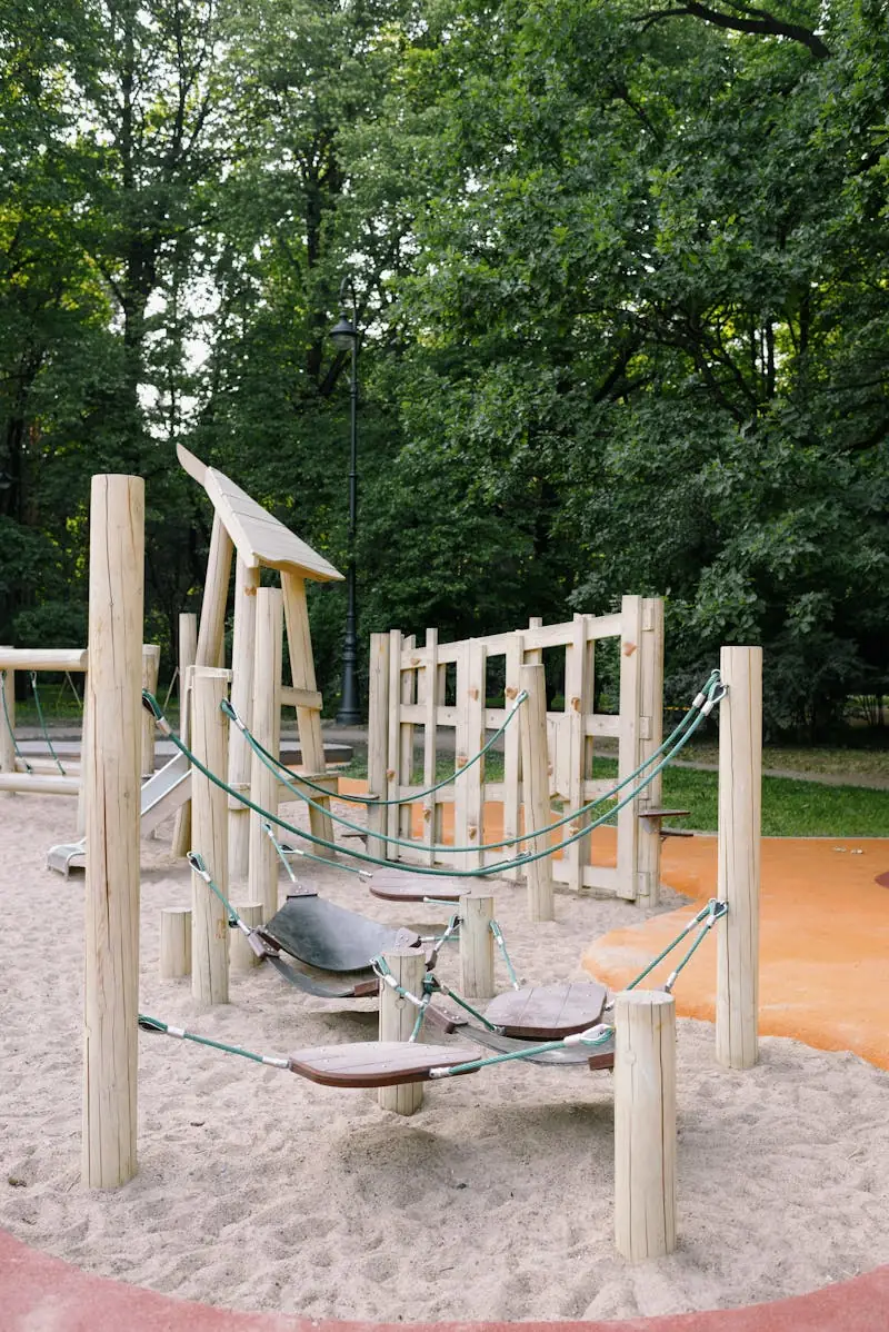 Playground de madeira sobre areia — superfície de impacto NBR 16071