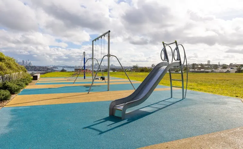 Piso EPDM colorido em playground — absorve impacto de quedas