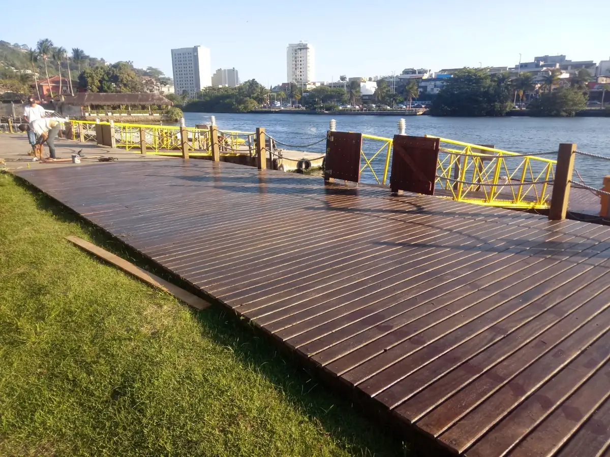 Instalacao de banco de jardim PHD no local
