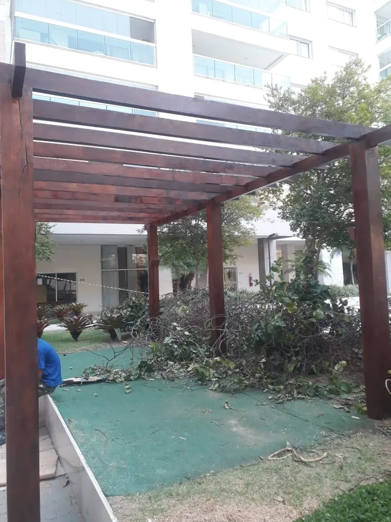 Pergolado de madeira eucalipto autoclave sendo instalado sobre playground em condomínio