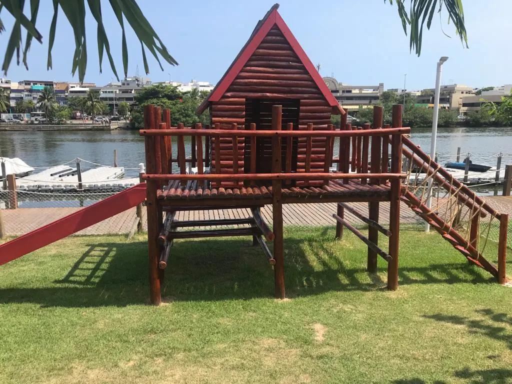 Guarda corpo de madeira na Casa do Tarzan PHD Playground