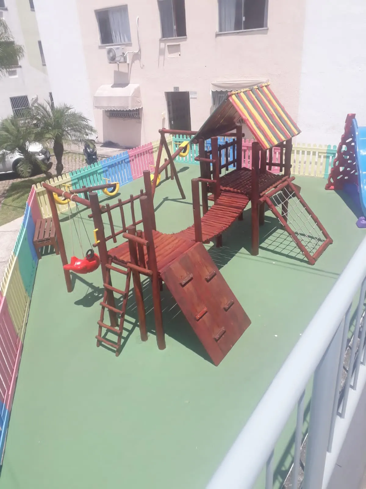Vista aerea de playground com piso emborrachado PHD