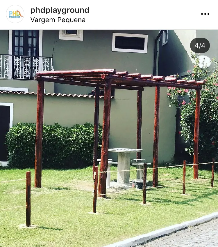 Pergolado de eucalipto autoclave integrado ao playground