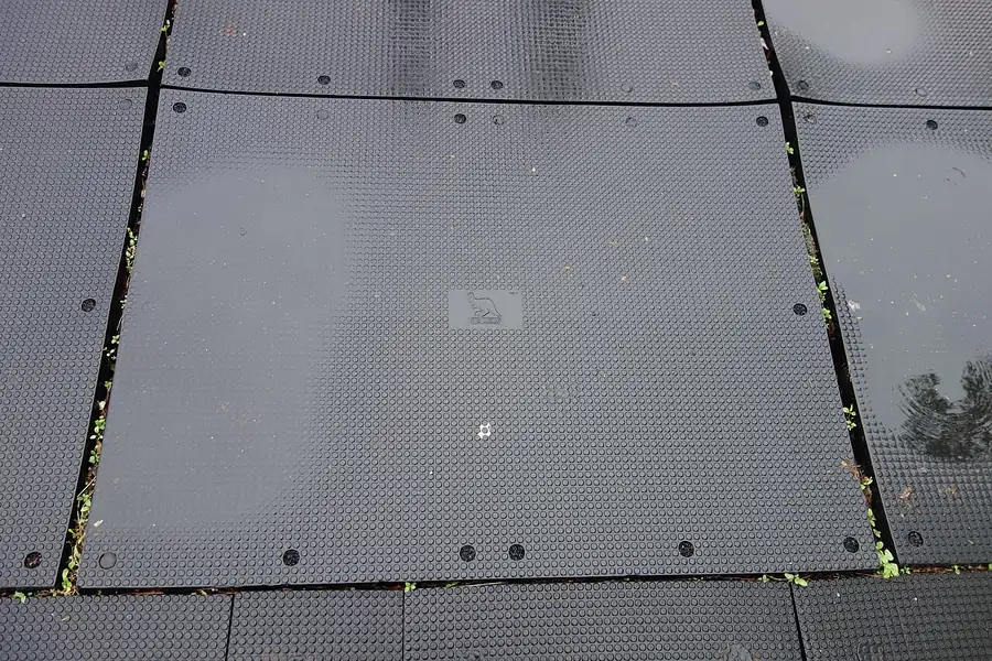Detalhe das placas modulares de borracha preta com juntas e encaixe entre as peças