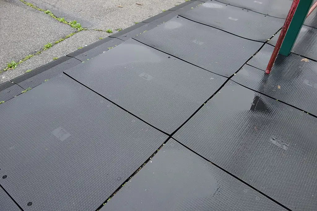Placas modulares de borracha assentadas lado a lado, com as juntas visíveis entre as peças