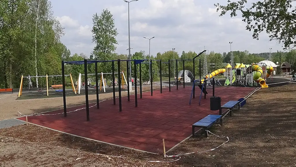 Área de playground e ginástica ao ar livre com piso emborrachado vermelho